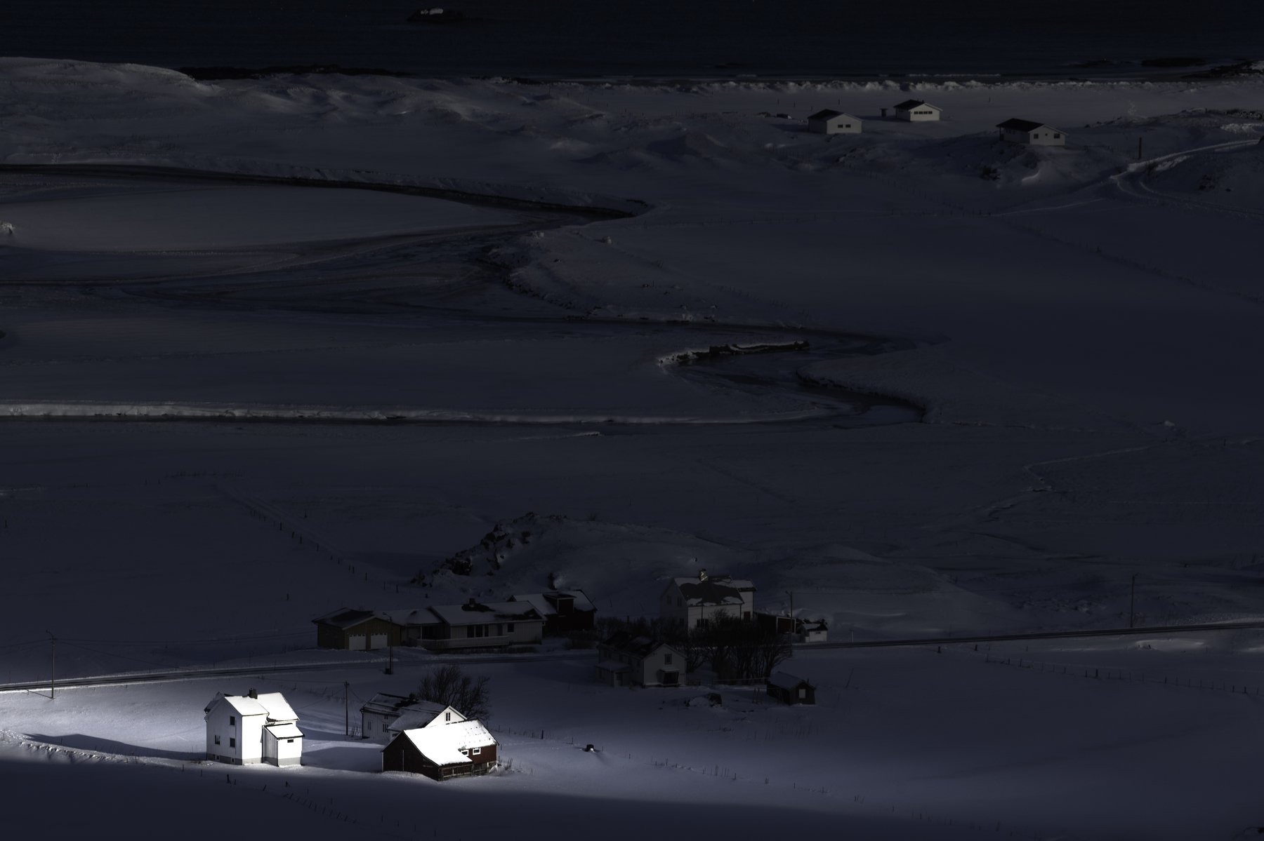 light, beam, sun, snow, winter, mountains, house, huts, norway, lofoten, Denys Makogon