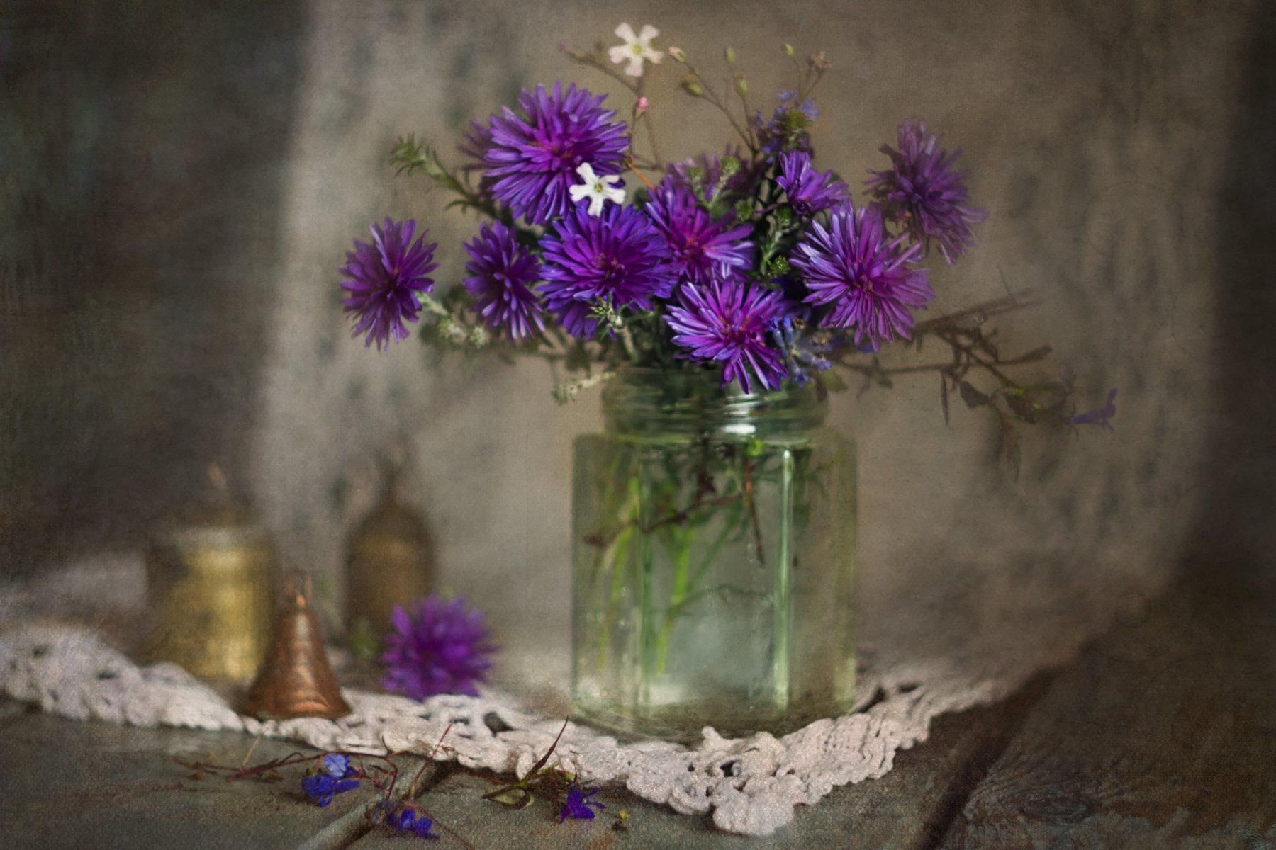 цветы, хризантемы, крупный план. стеклянная баночка,вышитая скатерть, Лионелла Зимина