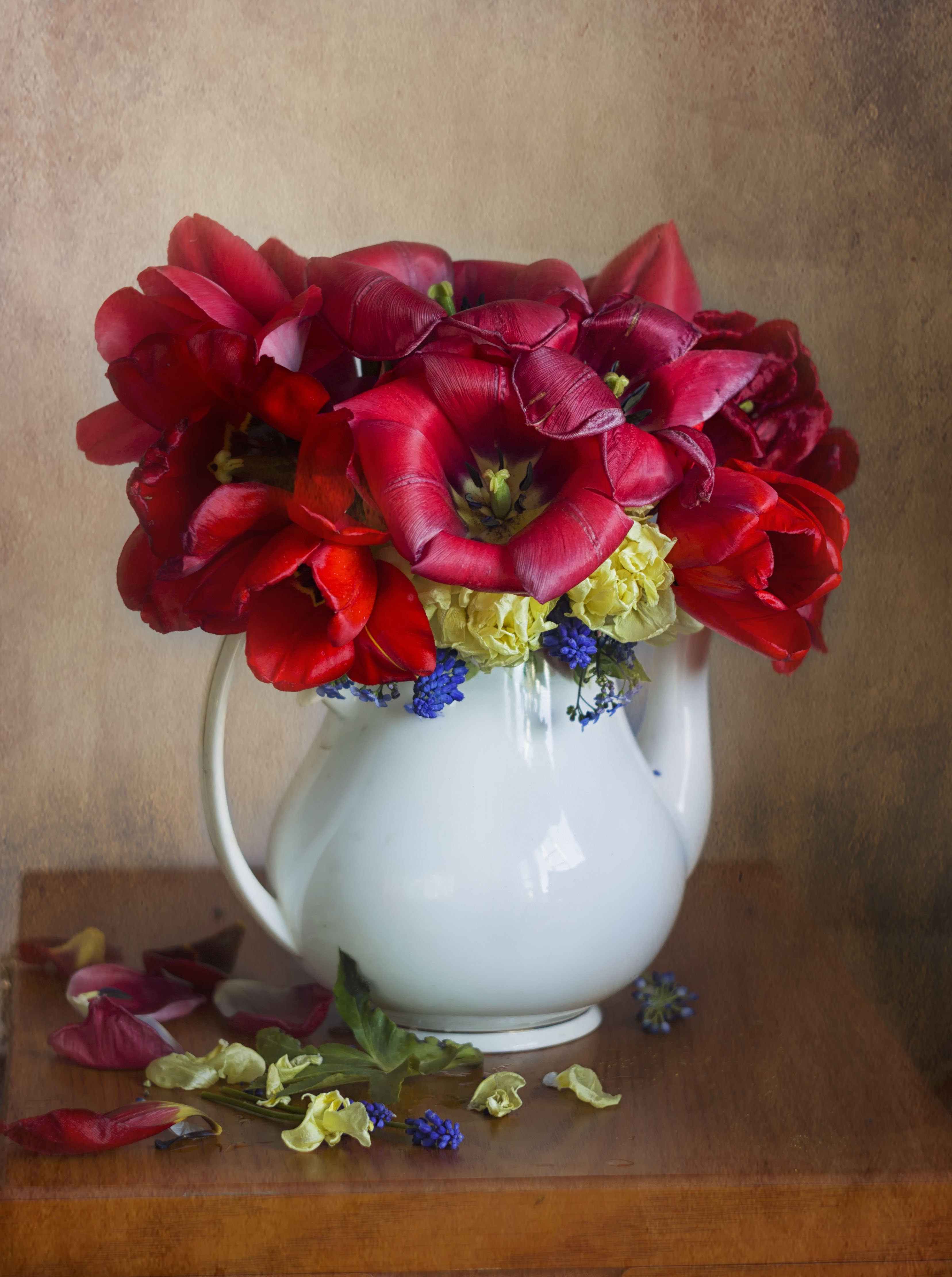 Красные тюльпаны, белая ваза, весна, Лионелла Зимина