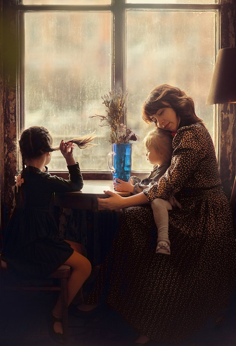 семья мама дочери у окна, Мила Силина