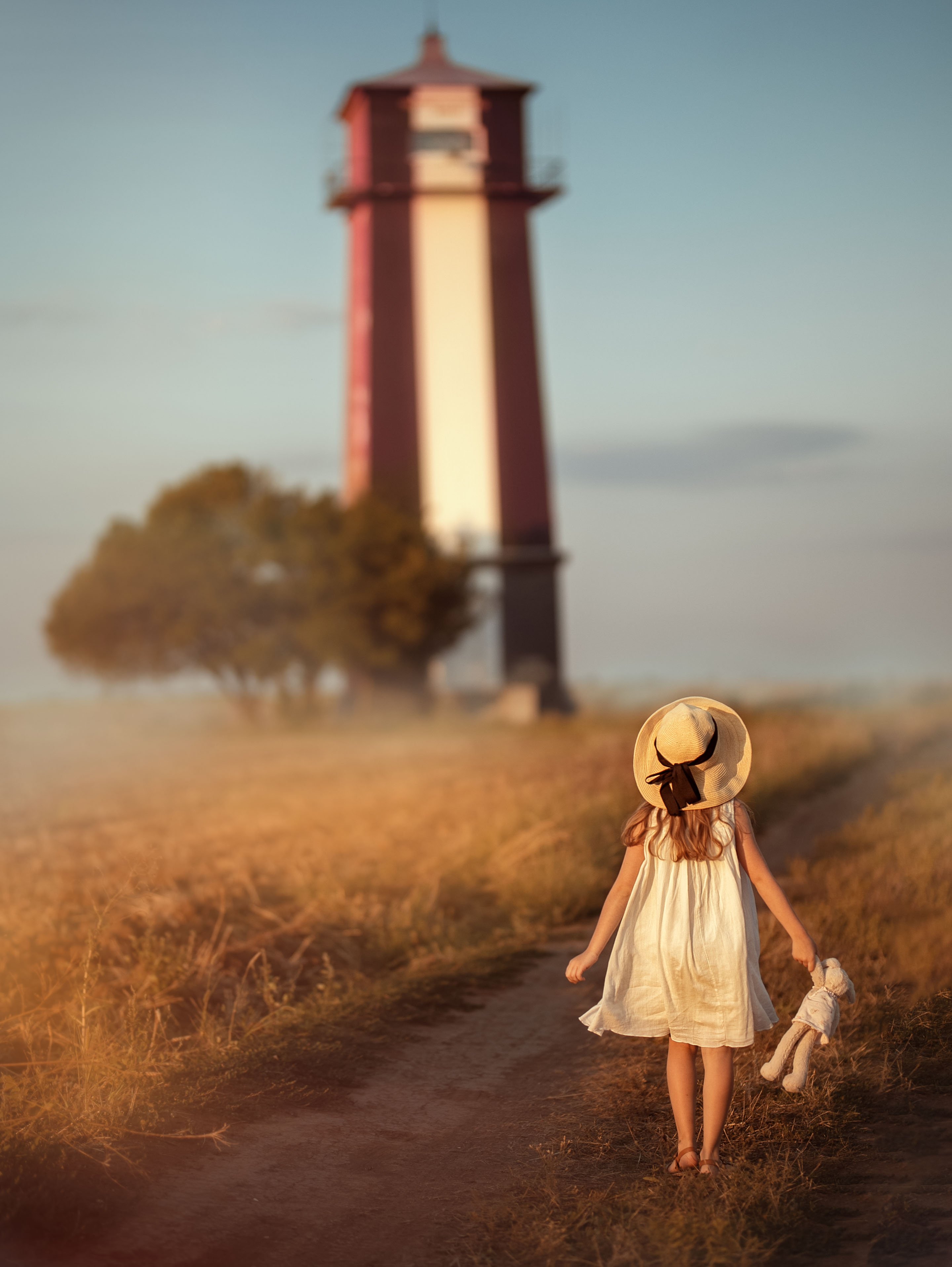 маяк ребенок девочка детство прогулка лето закат вечер просторы игрушка шляпка природа , Марина Еленчук