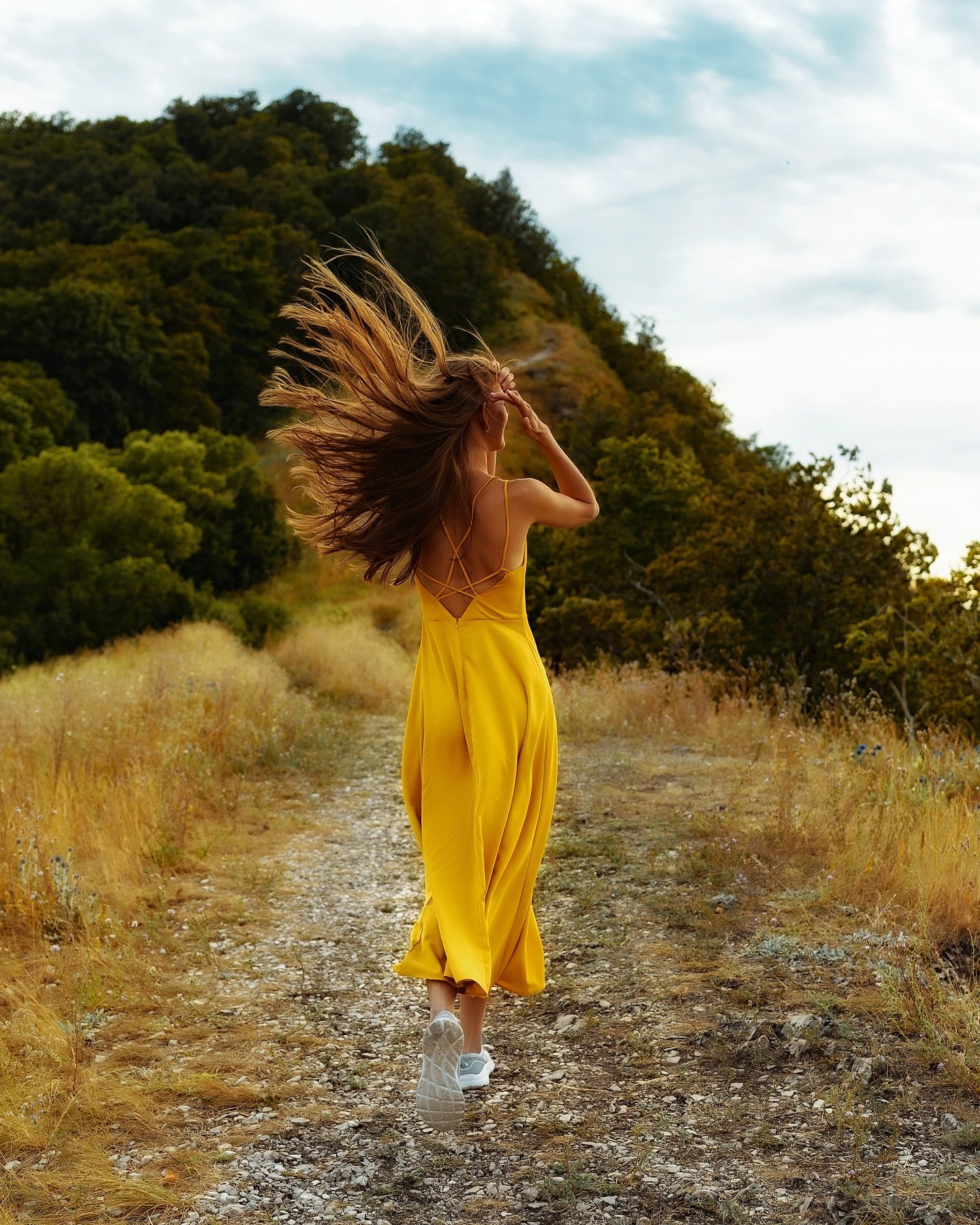Девушка, желтое платье, волосы, горы, тропа, Вадим Миронов