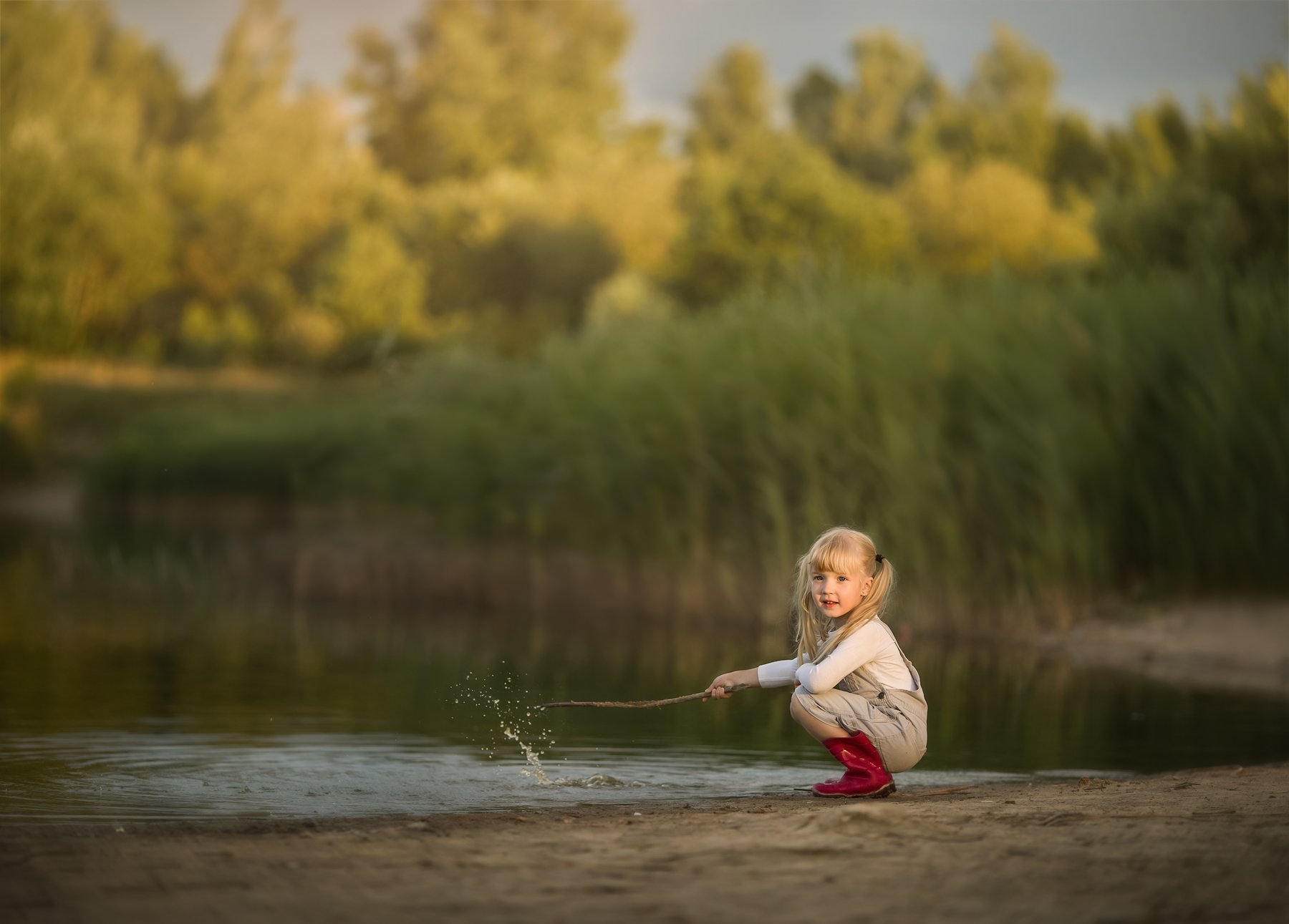 детство,девочка, ребёнок,вода, сапоги, озеро, лужа, Светлана Наумова