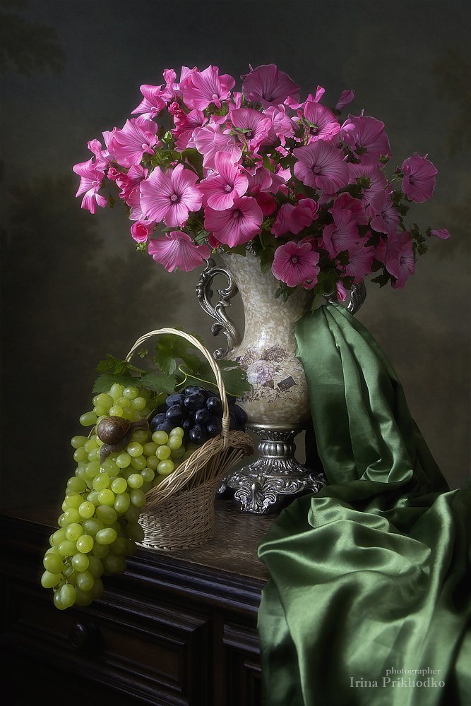 натюрморт, художественное фото, лето, цветы, букеты, лаватера, виноград, Ирина Приходько