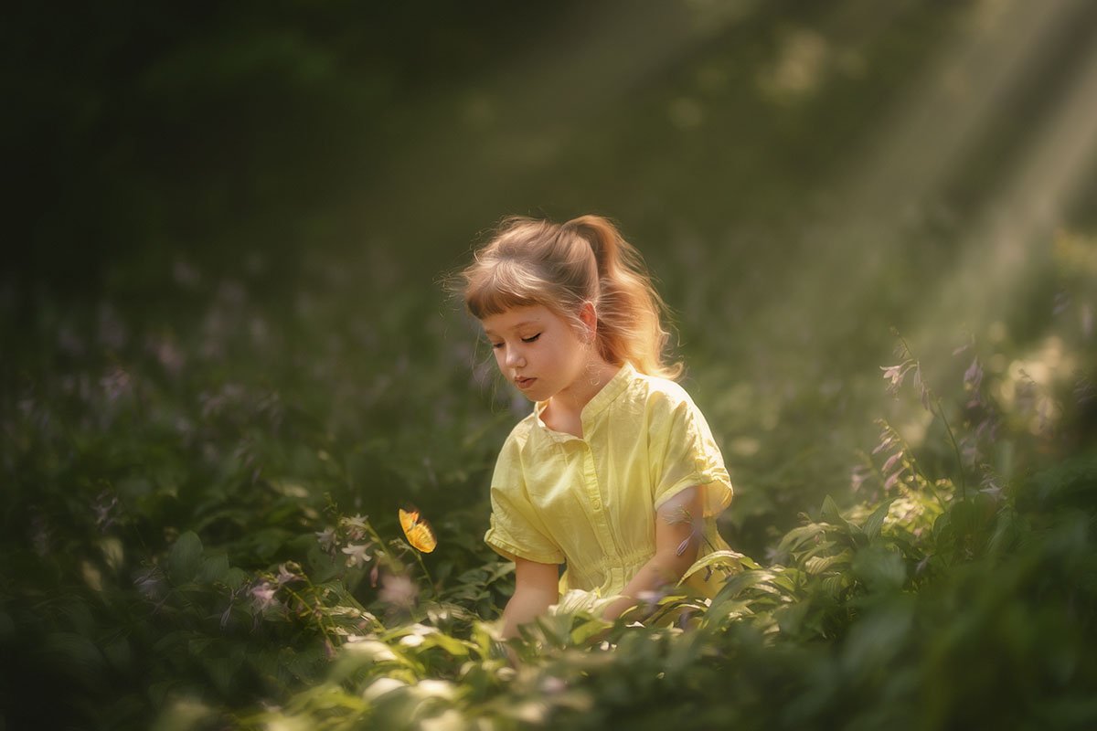 девочка ребенок детство лес желтый бабочка наблюдение лучи свет , Марина Еленчук