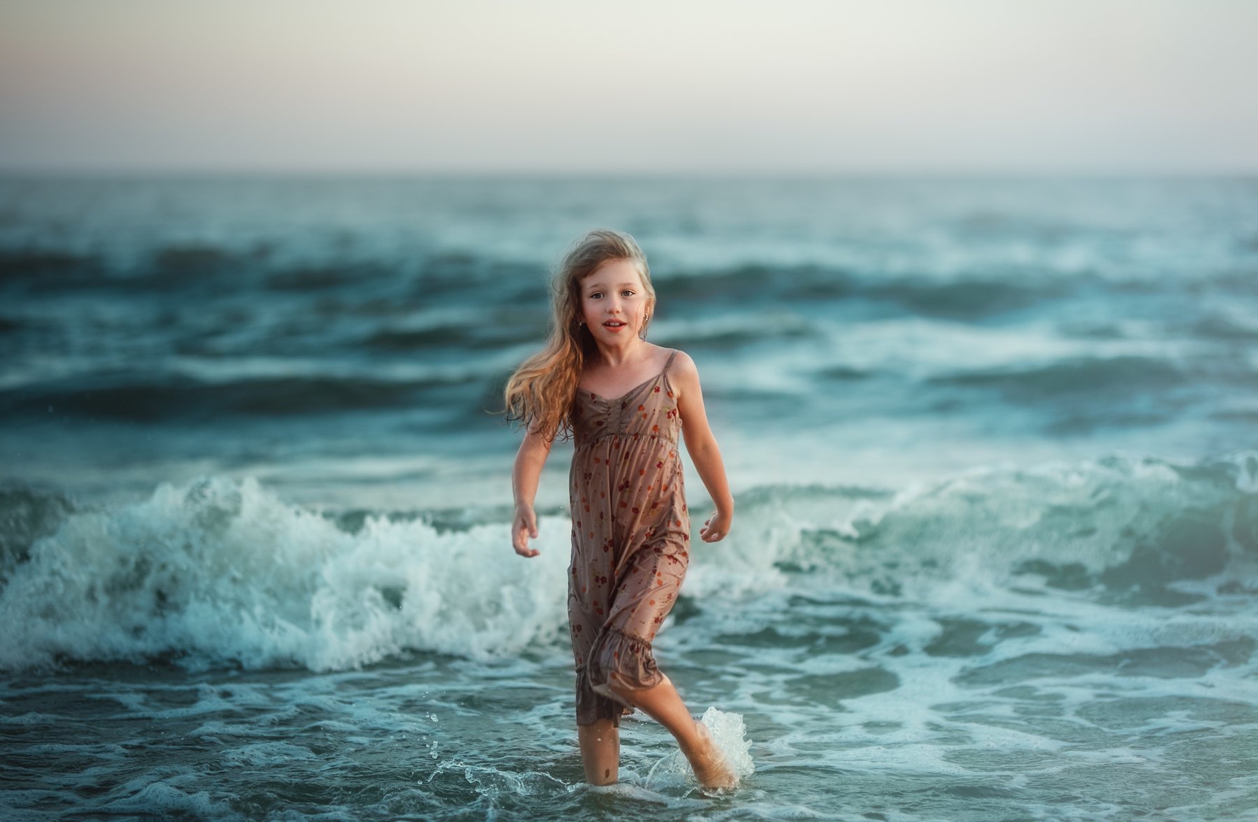 шторм море детство ребенок девочка волны брызги улыбка мокрая сарафан вечер лето, Марина Еленчук