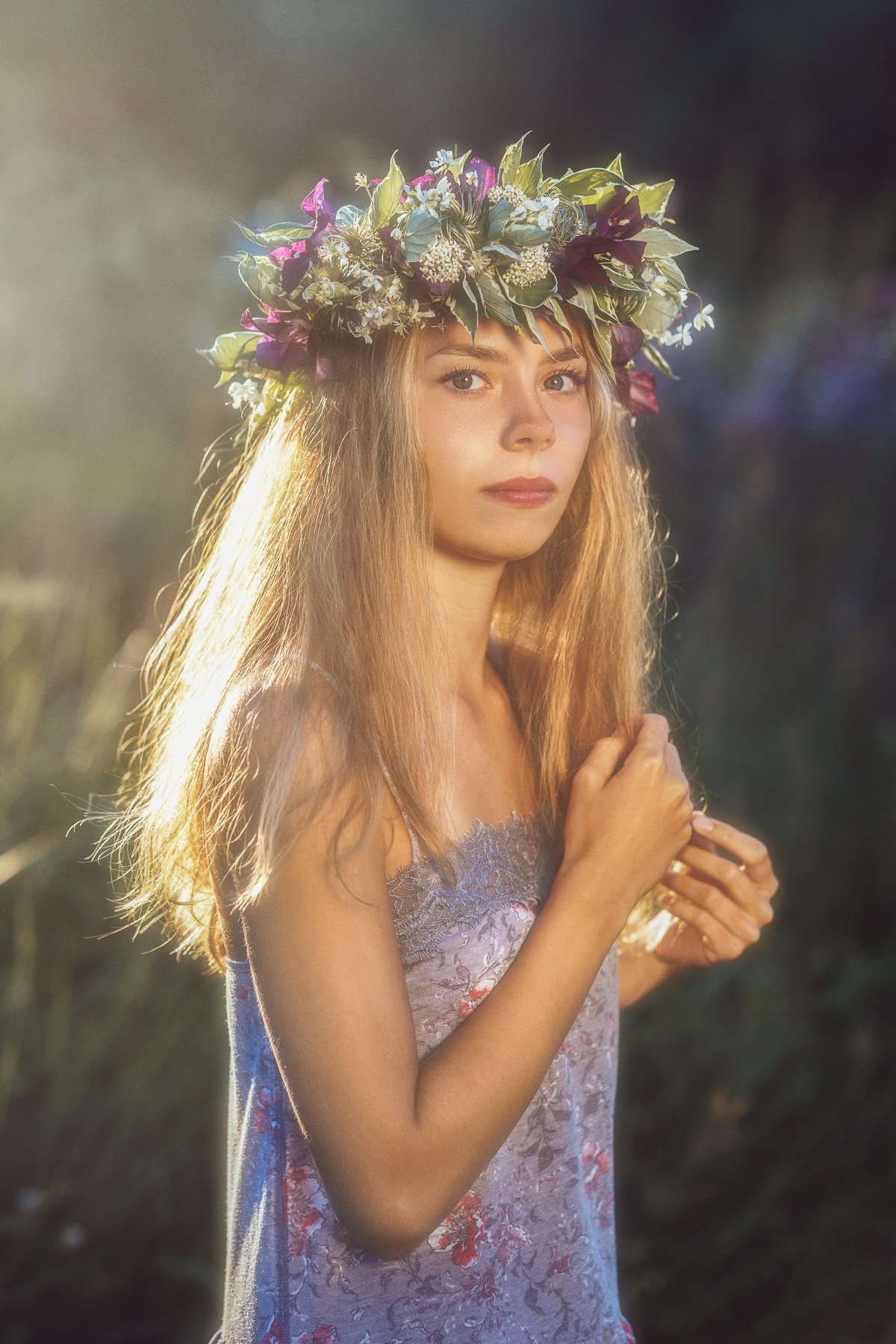 красивая девушка, вечерний свет, длинные светлые волосы, взгляд, цветочный венок, Оксана Ведмеденко