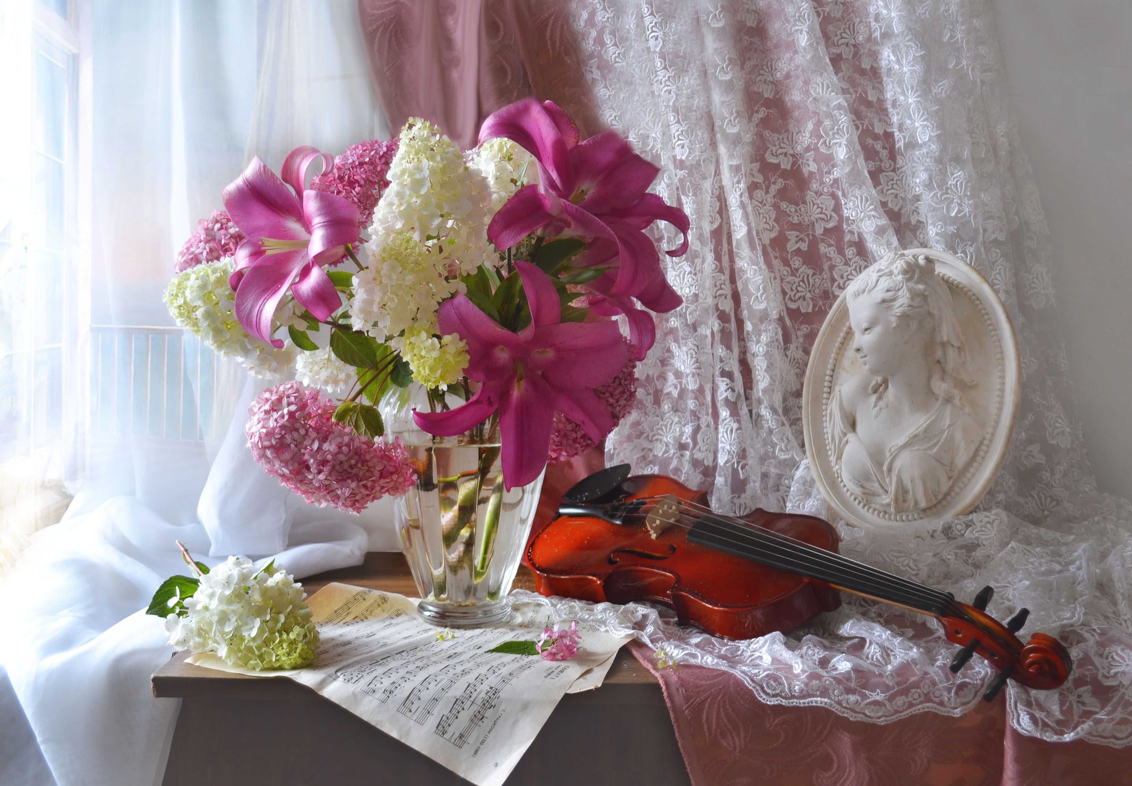 still life,натюрморт, цветы, август, лето, лилии, гортензия, скрипка, барельеф, ноты, Колова Валентина