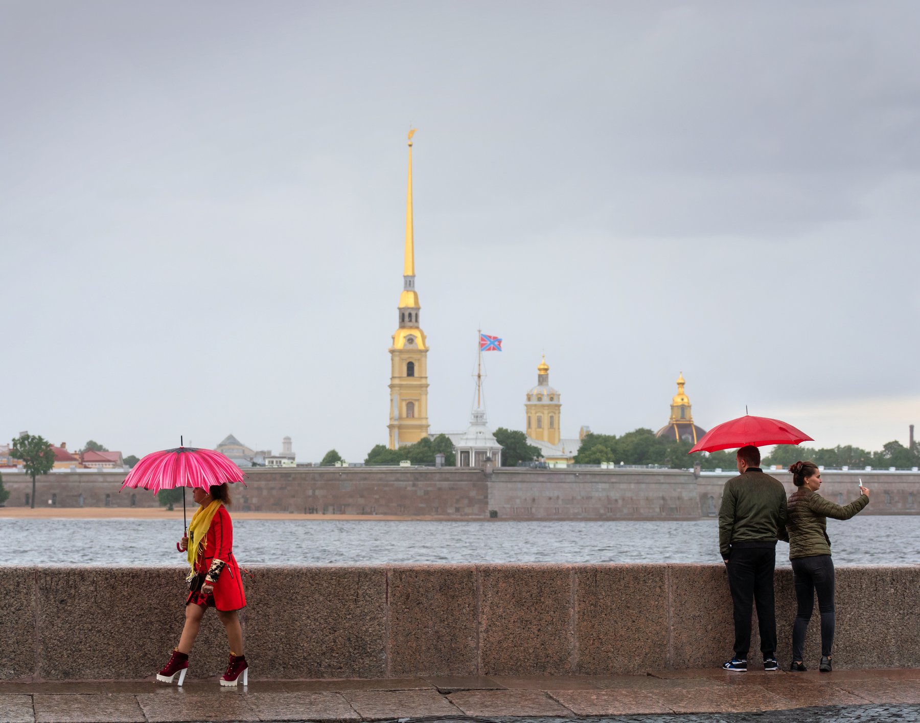 Нева, дождик, зонтики, набережная, красный, вода, Александр Рощин