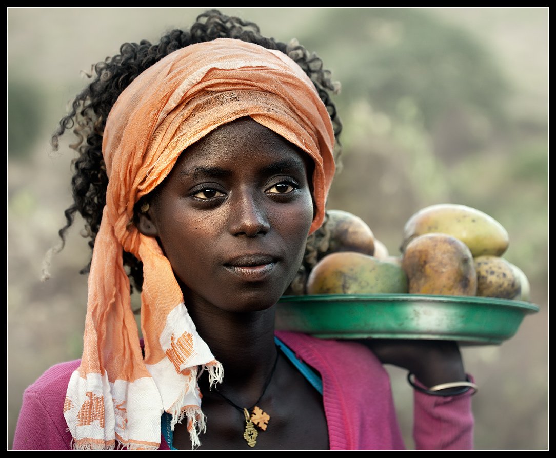 Портрет африканской женщины в традиционной одежде Эфиопия Африка