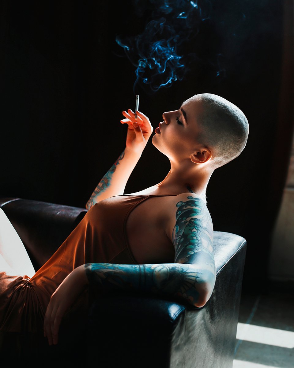 девушка, портрет, лысая, тату модель, татуировки, сигарета, Юлия Белецкая