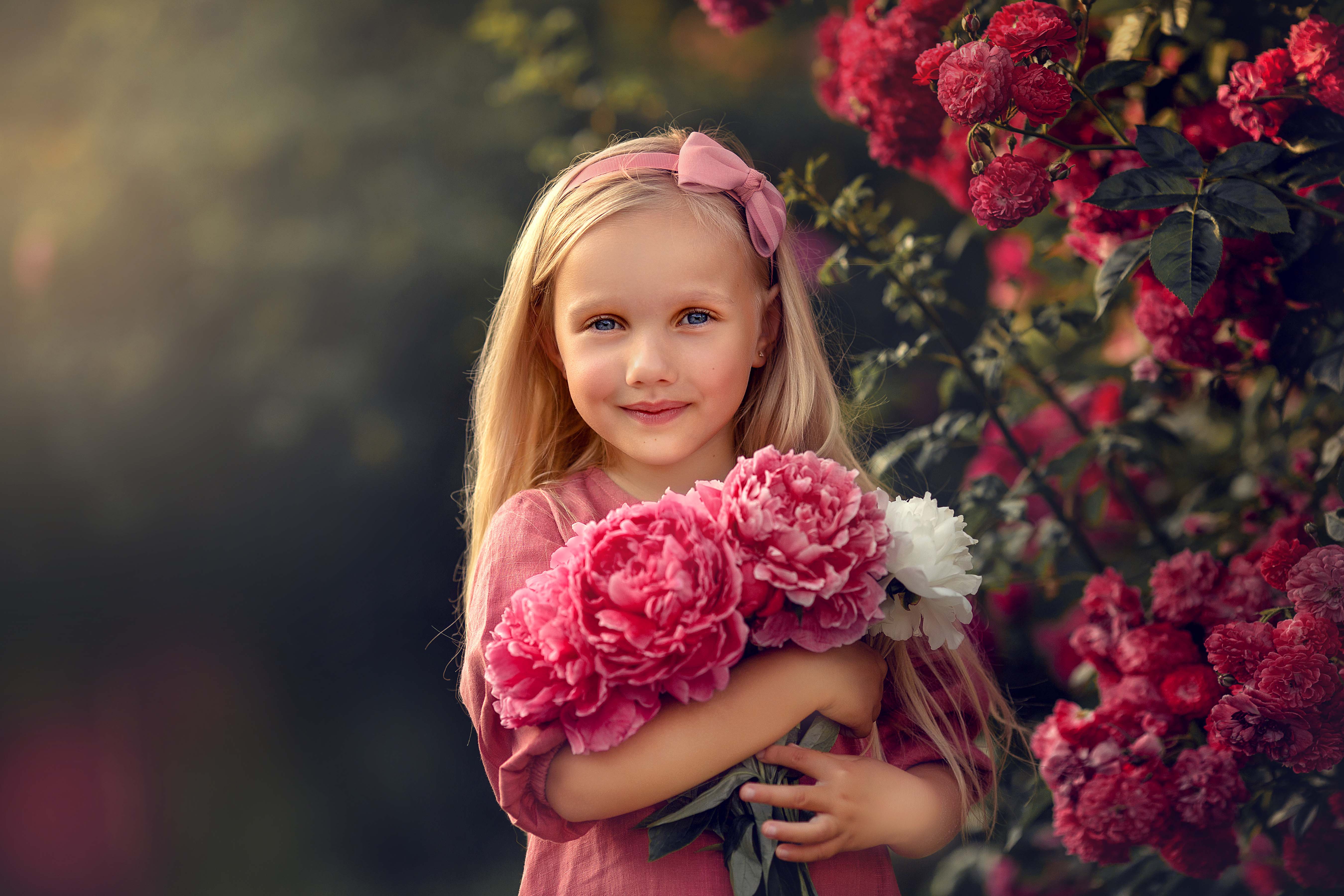 Розочкой ребенка. Девочка. Девочка с цветами. Маленькая девочка с цветами. Фотосессия с букетом цветов.