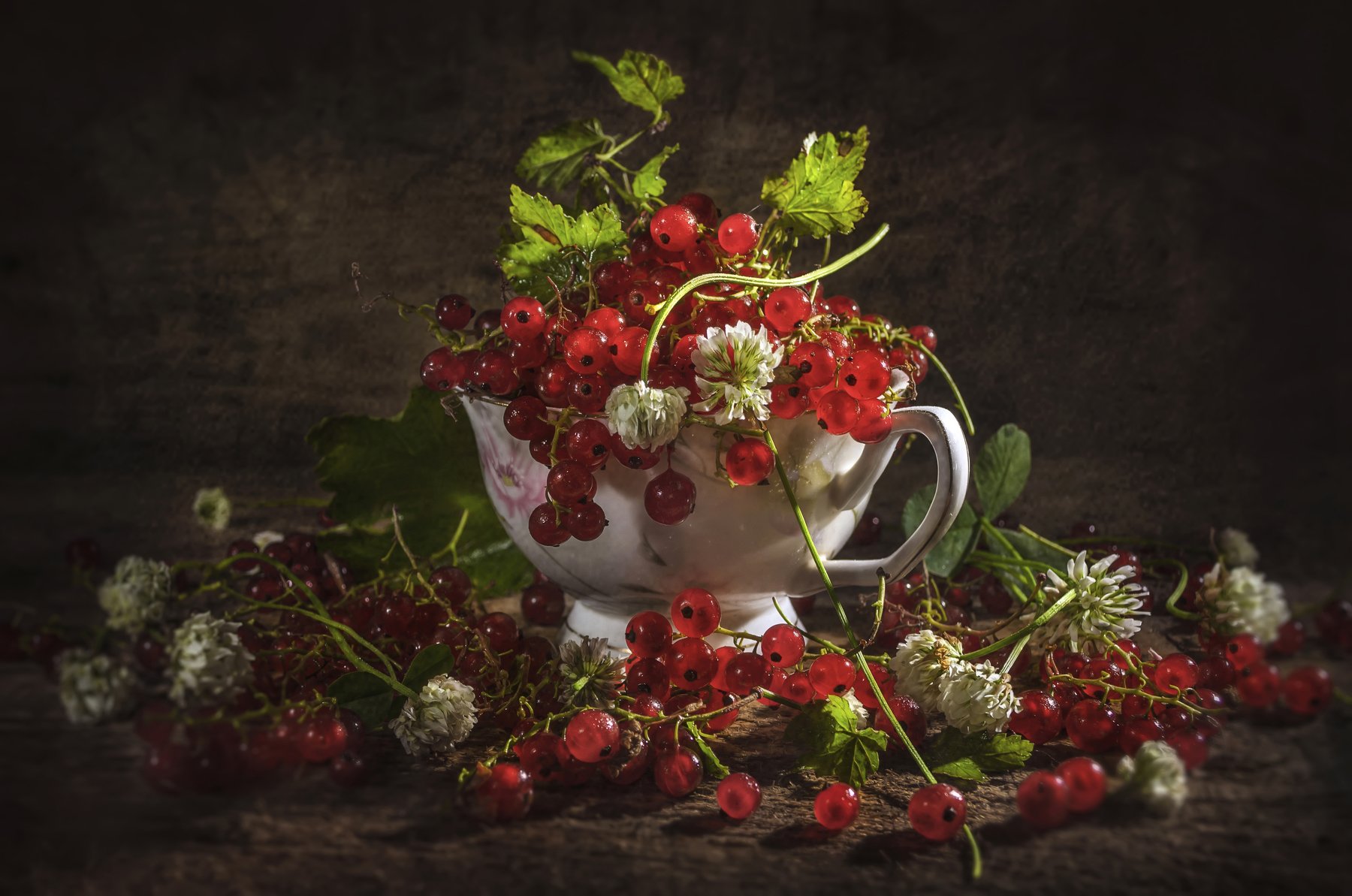 красная смородина,чашка,листики,ягода,бусины, Владимир Володин
