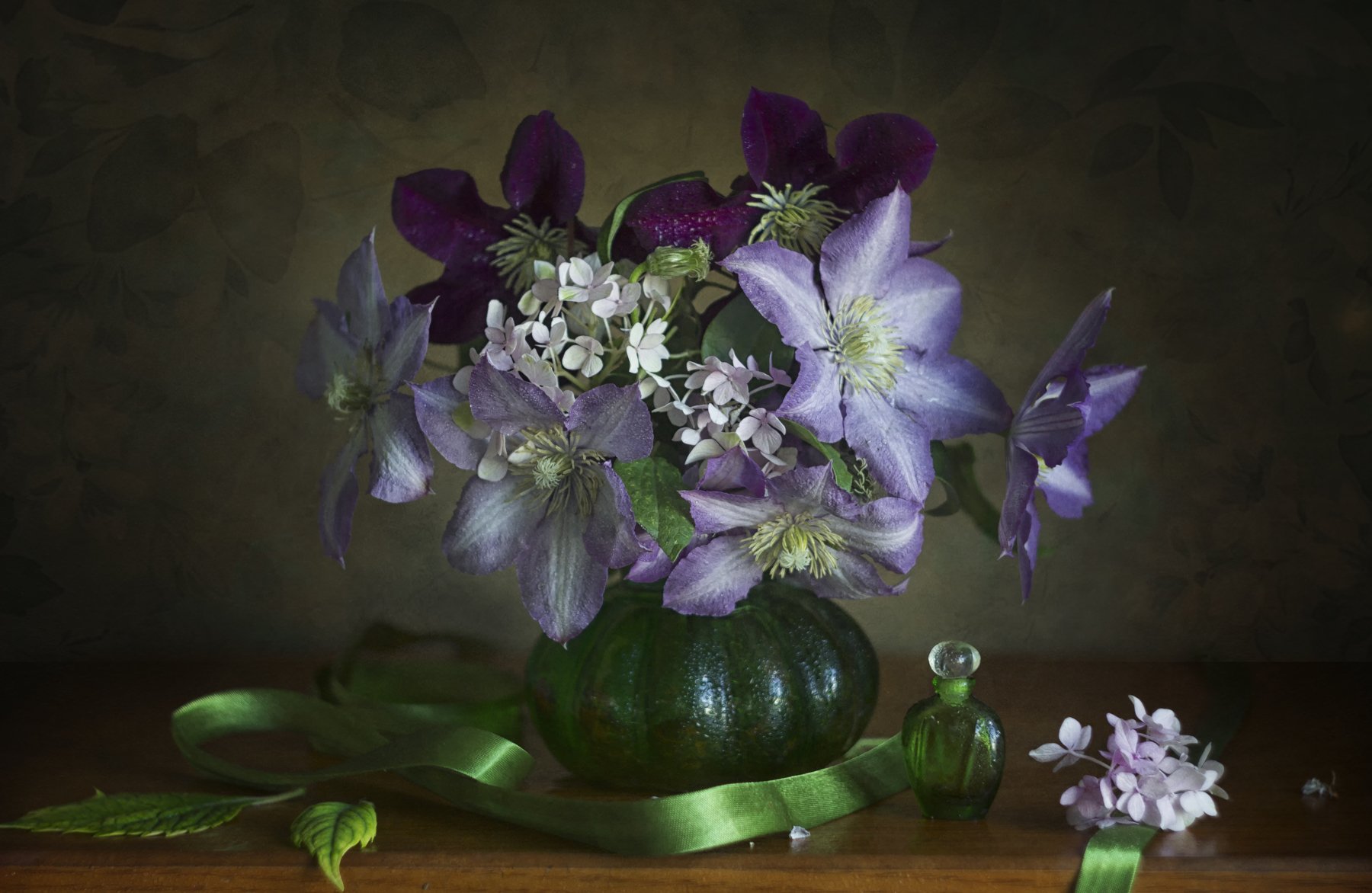 Букет цветов, клематисы. зелёная ваза, флакон духов, лента атласная, Лионелла Зимина