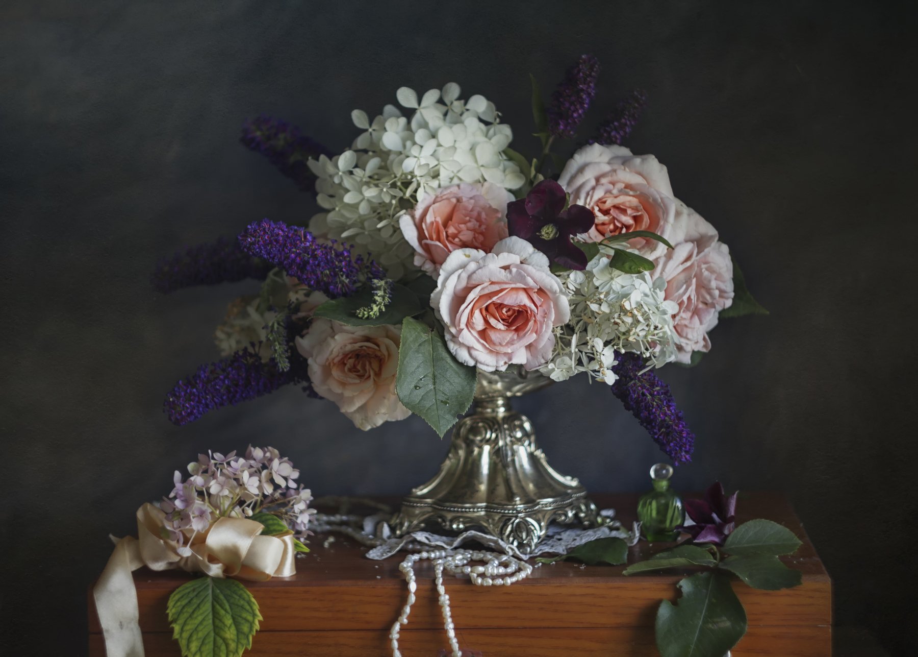 Букет цветов, розы, бусы, духи. гортензия, ваза, Лионелла Зимина