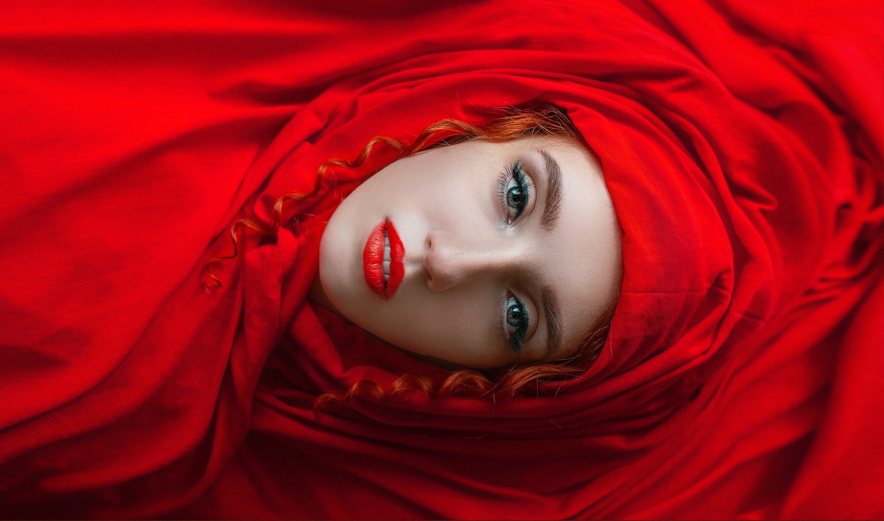 портрет, красный, Oxana Gromova