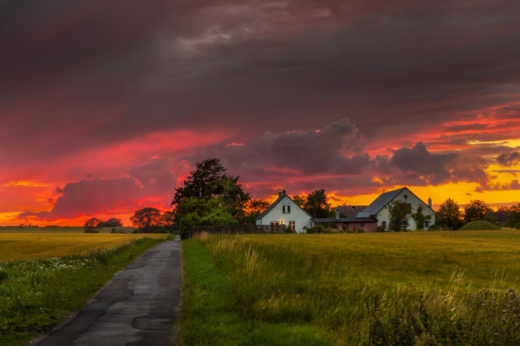 Пламенный закат в деревне Лисбю. Дания.. Photographer Marat Maks.