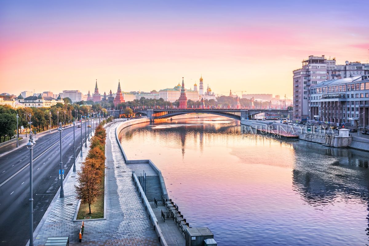 Московский Кремль и Дом на Набережной. Фотограф Юлия Батурина