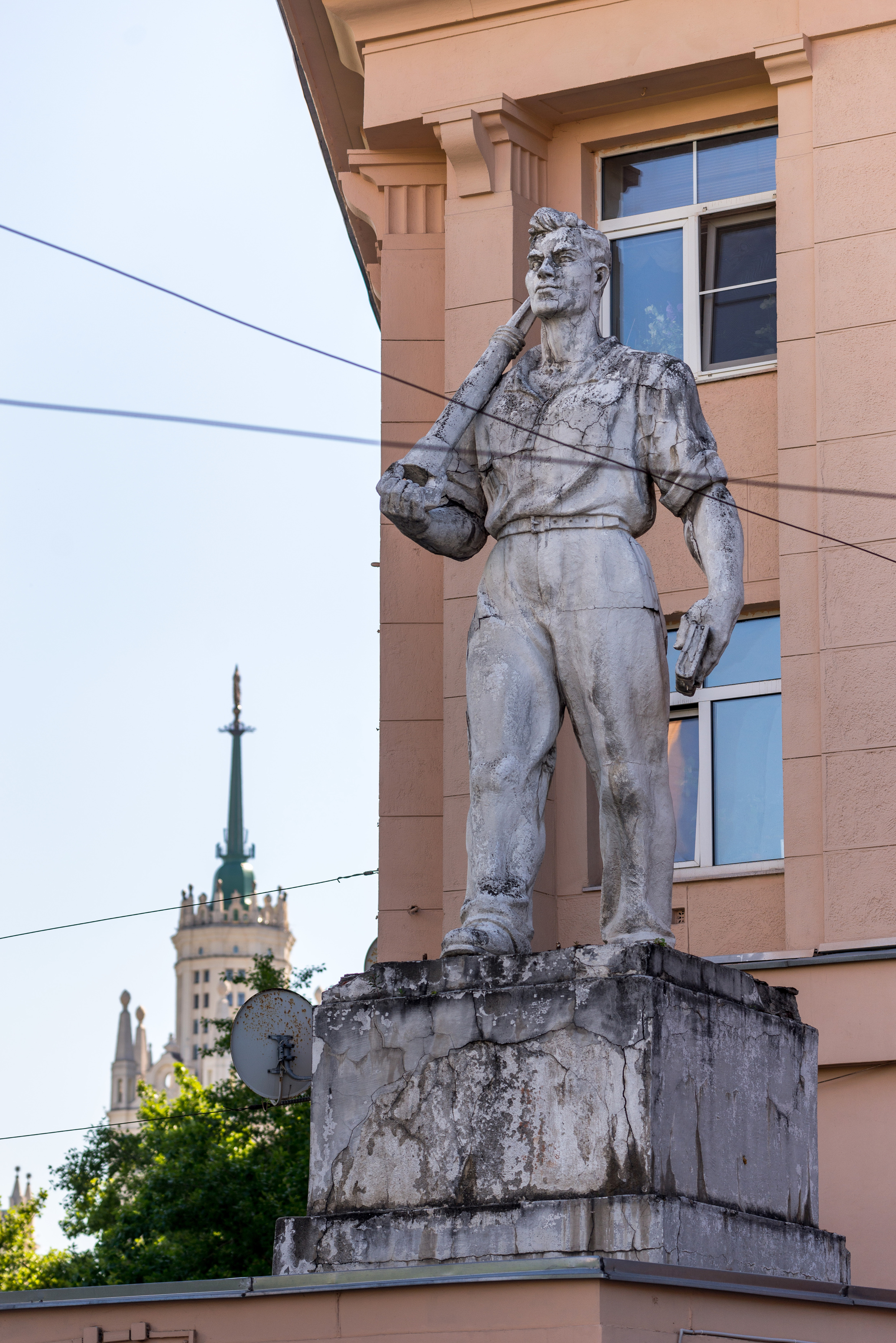 Скульптуры у дома на Яузском бульваре.. Фотограф Чепрасова Мария