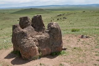 Прямо из земли выросла своеобразная окаменевшая кисть руки, на которой можно увидеть черточки и линии, как у живого человека. Эта рука просит счастья, удачи и благополучия у отца всего сущего — Вечного синего неба. «Табан хурган» символизирует связь между небом и землей. О возникновении этого памятника природы говорится в нескольких легендах. Одна из них гласит, что монгольское племя меркитов поклонялось Вечному синему небу в Тугнуйской долине, возле современного села Галтай. Во времена Чингисхана этот народ был оттеснен со своей родины. Тем не менее через несколько лет людям удалось вернуться на родную землю, где они продолжили поклоняться своим божествам. Тогда синее небо ниспослало в дар древнемонгольскому роду необычный символ их веры — «Табан хурган».