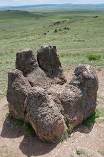 Другое же предание гласит, что «Пять пальцев» в Бурятии — это правая кисть Чингисхана, а левая находится в Монголии. Таким образом, великий сын неба отметил свое присутствие на Земле