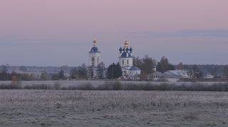 Свято-Успенский Дуниловский женский монастырь на фоне разрушающегося храма Троицы Живоначальной в селе Колбацкое