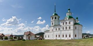 Закладка храма состоялась летом 1813 года, в сентябре 1829 освятили нижнюю теплую церковь во имя Сретения Господа нашего Иисуса Христа, а в августе 1836 – вторую верхнюю церковь во имя Святого Великомученика Георгия Победоносца.