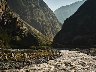 Бурный Терек. Дарьяльское ущелье.