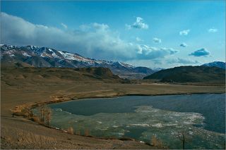 На озерах еще не весь растаял лед.