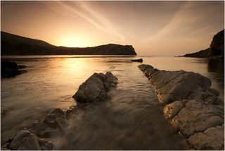 Lulworth Cove - бухта около деревушки West Lulworth в Дорсете (Южная Англия). Из-за своего скалистого, живописного ландшафта является туристической меккой с миллионом посетителей в год.