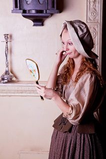 Заняться было особо нечем. В очередной раз она поправляла волосы, смотрясь в зеркальце