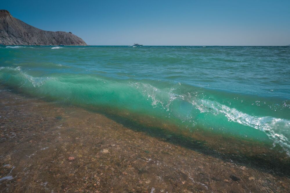 На море
