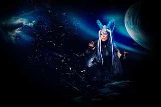 Её галактика в опасности, когда ты не веришь в добро. Она собирает новую модель Человечества из осколков снов. Горизонты надежд сходятся под новым углом и ей кажется, что кто-то живой и настоящий снова рядом в этой нереальной реальности. - (с) Анна Бергстрем (Фрида)