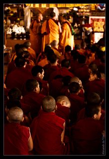 Обычно молодые монахи находятся в другом здании, где они учатся. Но в этот раз они некоторое время присутствовали на церемонии.