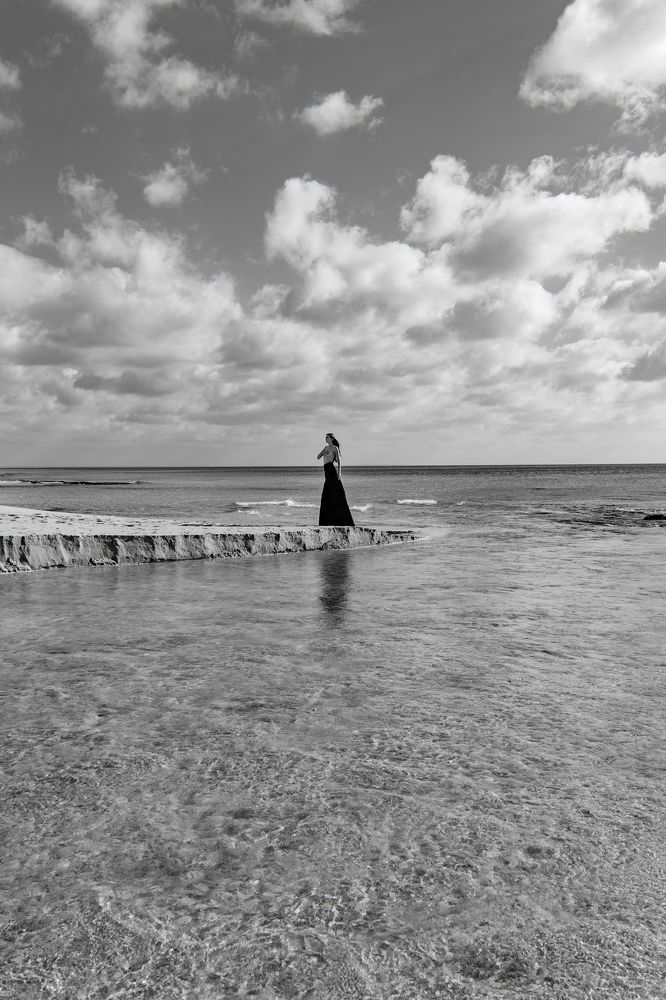 Sleeping with your ghosts is never easy. We carry within us fears, anxieties, ancestral anxieties that drag along with us, latent, subtle and present themselves every time we close our eyes, looking for a little peace. We would like to find ourselves there, on the sea, to dream, freeing ourselves from all that afflicts us.