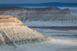 Солнечный луч разрезает предгрозовую синеву. Закат в урочище Бозжыра.