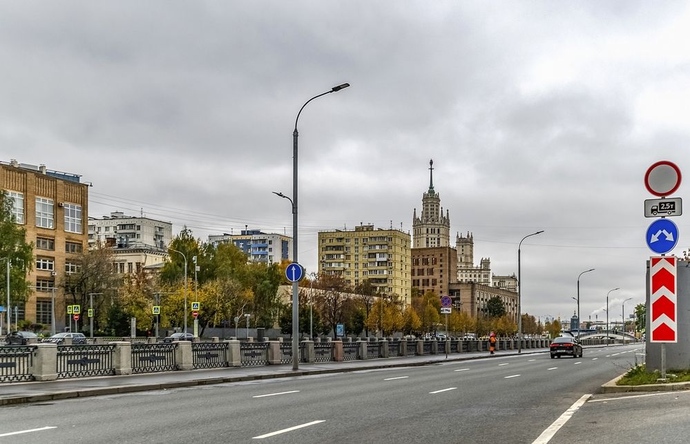 По Москве