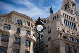 Moon-shape street lamp