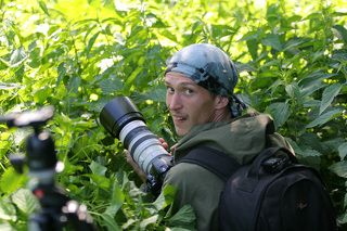 Некоторые думают что съёмка животных в африке с джипа - это фото-охота................Увы.......это экскурсионное фотографирование.
У Игоря впереди долгий переход через высокие заросли. Змеи есть, джипа нет.