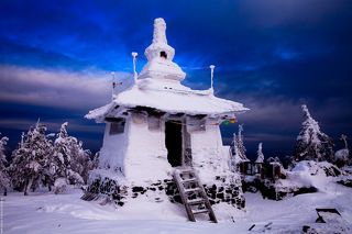 Монастырь «Шад Тчуп Линг», что в переводе с тибетского означает «Место практики и реализации», строится в скалах на северо-восточном склоне горы Качканар на высоте 843 метра над уровнем моря.