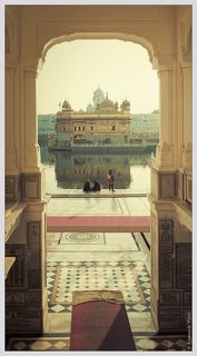 Сикхизм - молодая религия. Ее основатель Гуру Нанак создал ее в 15 веке, объединив черты индуизма и ислама. Сикхи живут в Индии в основном в штатах Пенджаб и Харьяна.
Сикхи проповедуют любовь и братские отношения ко всем людям на Земле независимо от происхождения. 
Бог рассматривается в двух аспектах — как Ниргун (Абсолют) и как Саргун (персональный Бог внутри каждого из людей). До Творения Бог существовал как Абсолют сам по себе, но в процессе Творения он выразил себя. До Творения не было ничего — ни рая, ни ада, ни трёх миров — только Бесформенное. Когда Бог захотел выразить себя (как Саргун), он сначала нашёл свое выражение через Имя, и через Имя появилась Природа, в которой Бог растворен и присутствует везде и распространяется во всех направлениях, как Любовь.
Форма поклонения Богу в сикхизме — медитация. Никакие другие божества, демоны, духи, согласно религии сикхов, не достойны поклонения.
(http://ru.wikipedia.org/wiki/%D0%A1%D0%B8%D0%BA%D1%85%D0%B8%D0%B7%D0%BC)