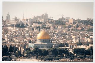 Ключи от храма Гроба Господня хранятся у мусульман! Т.к.
Храм Гроба Господня в Иерусалиме разделён между шестью христианскими конфессиями: католической, греко-православной, армянской, коптской, эфиопской и сирийской. За конфессиями закреплены разные части комплекса, но некоторые используются по очереди, например, кувуклия, где служится литургия на самом Гробе Господнем. Исторически такое деление нередко было причиной конфликтов между конфессиями, поэтому с 12 века и по сей день ключи от храма хранятся в арабо-мусульманской семье Джуда, а право каждый день открывать и закрывать храм закреплено за другой арабской семьёй Нусейбе.