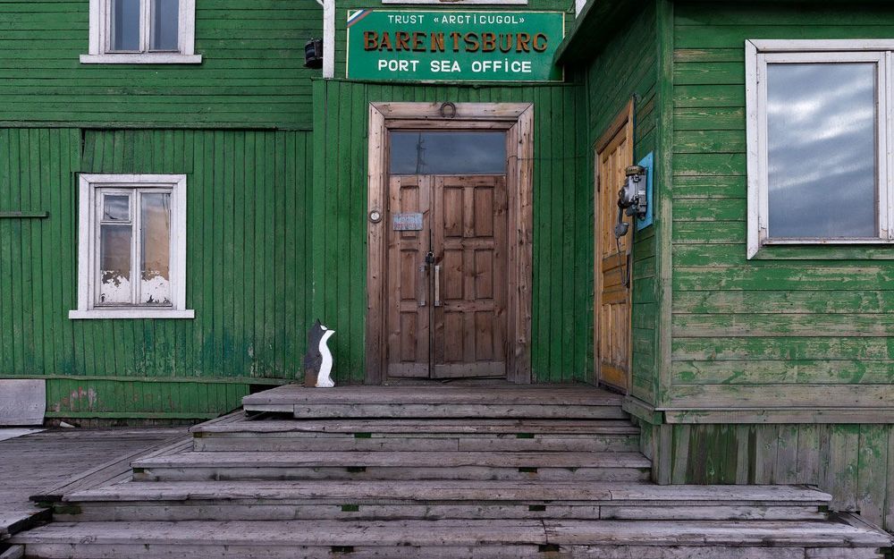 Лонгйир и Баренцбург. Когда сравниваешь эти два поселка, невольно вспомиются клише времен холодной войны...

Подробнее почитать о Лонгйире и Баренцбурге можно здесь: 
http://www.worldphototravels.com/Svalbard-Spitsbergen-2013.php#capital