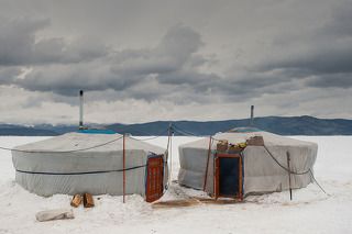 внутри юрт живут и рыбачат. также делают \