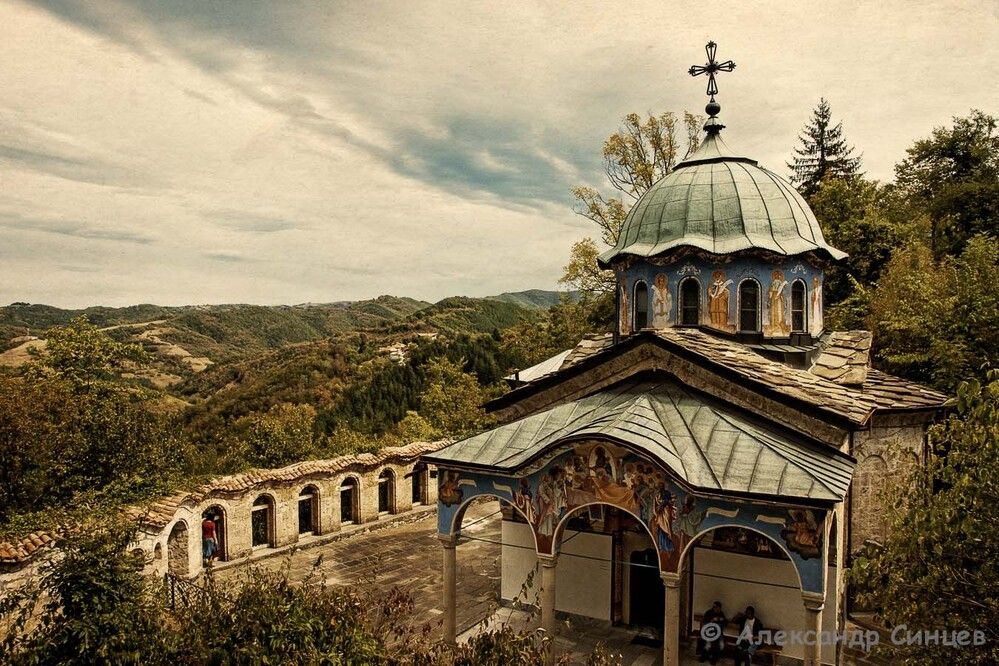 Сокольский монастырь Успения Богородицы , основанный Архимандритом Иосифом Сокольским , расположен в 15 км на юго-восток от Габрово в Соколовой Пещере .
Осенью 1832 году Иосиф Сокольский и сопровождавший его монах Агапий выбрали каменную террасу перед Соколовой Пещерой для места основания монастыря. Первая деревянная церковь была установлена в известняковой скале. Строительство было закончено в январе 1833 года, освящение церкви произвел Епископ Илларион Критский (Illarion of Crete) 15-го августа 1834 года.
Современное здание церкви построено в 1834 году. Внешняя и внутренняя отделка, выполненная священником Павелом и его сыном Николаем, закончилась в 1862 году. Иконостас расписан мастерами Трявнинской школы живописи. Знаменитая икона Богоматери с младенцем написана Габровским живописцем Христо Цокевым (Hristo Tsokev). В 1968 году в северной части монастыря открыта красивая часовня с иконами Иисуса Христа и Богоматери работы известного живописца Захария Зографа.