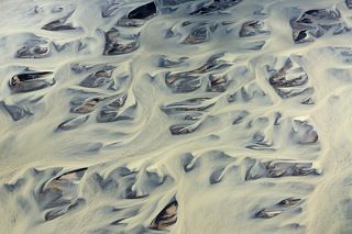 На этой фотографии можно увидеть две стайки чаек. Помогает понять масштаб.