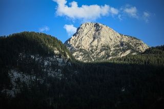 Вид на пик Криппенштайн и смотровую площадку Five fingers от городка Обертраун