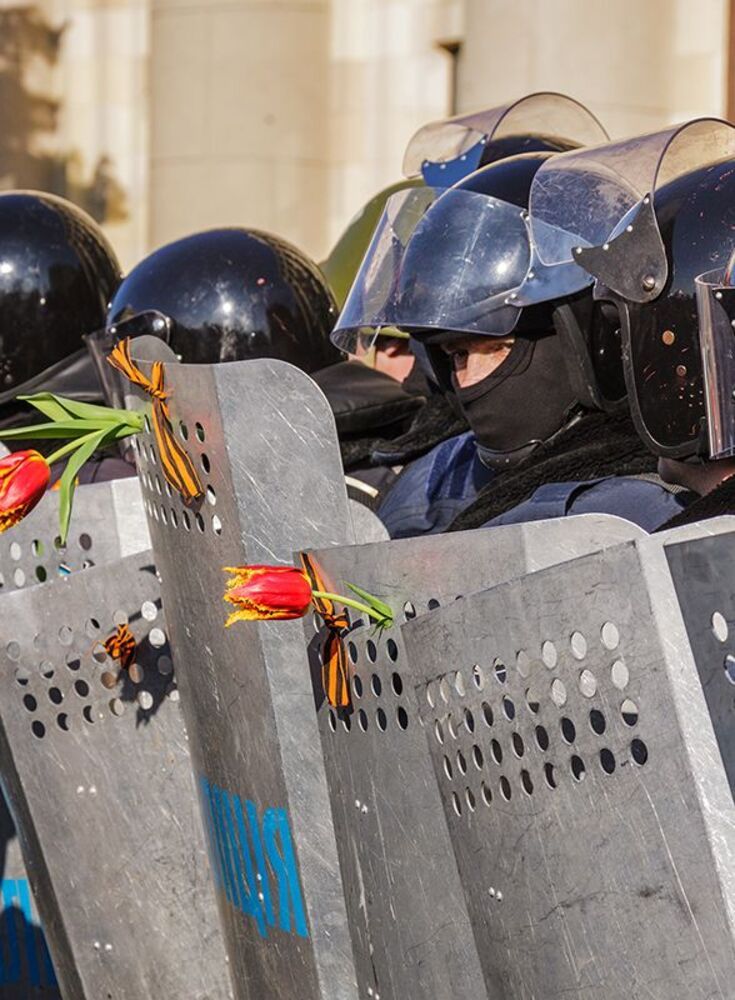 Постмодернистский абсурд: тюльпаны с георгиевскими лентами; георгиевские ленты без мимозы, лицо под маской без прикрас...
