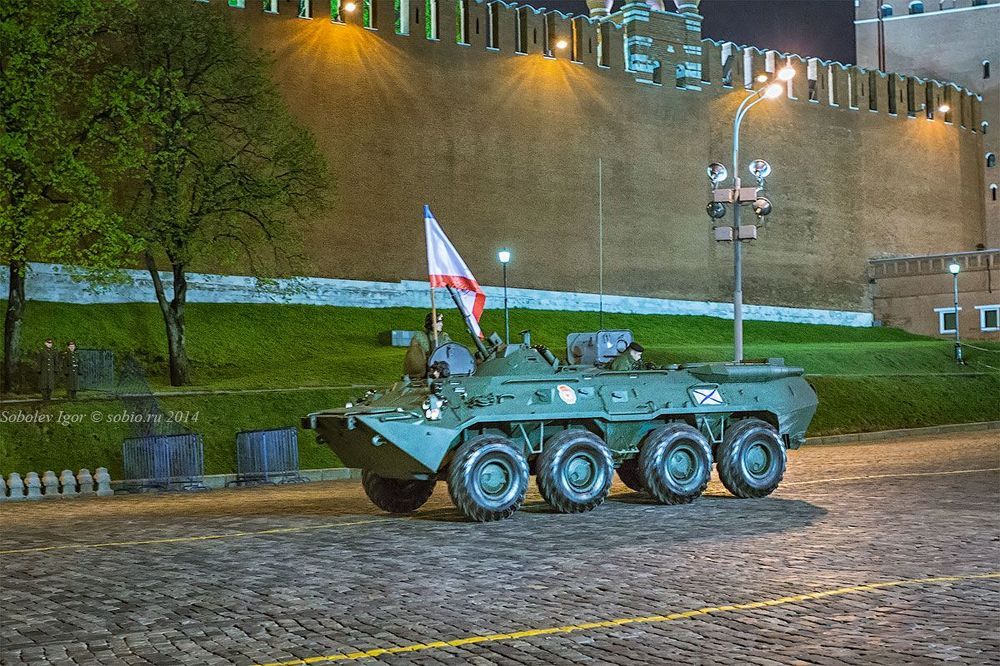 По секрету... начнут парад военной техники представители крымской самообороны.