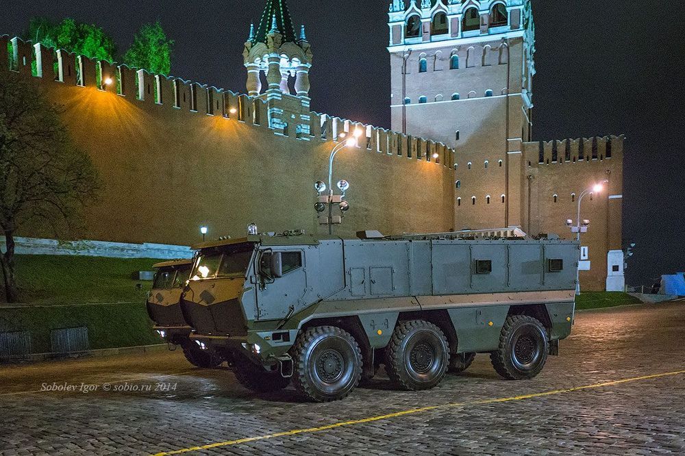 Самый неказистый кадр, с самой серенькой машиной. Но на этом параде бронеавтомобиль "Тайфун" впервые покажут на публике. Что-то с ним все так таинственно и секретно - никто не видел, никто не слышал, но все о-очень круто!